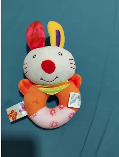 Weiche Baby Rassel aus Plüsch Verschiedene Farben und Formen