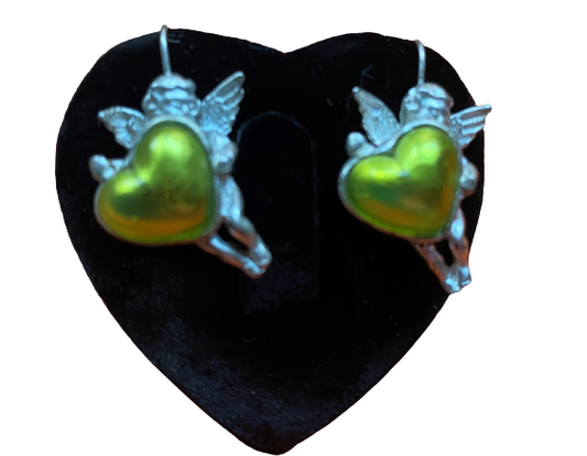 Engels Ohrringe mit grünem Herzstein aus Glas